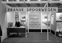 854058 Afbeelding van de stand van de Franse spoorwegen (S.N.C.F.) op de Huishoudbeurs in de RAI te Amsterdam, met ...